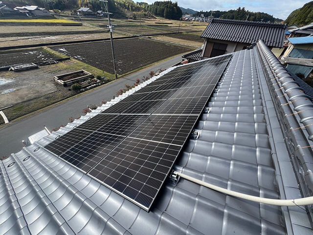 瓦屋根に設置された太陽光パネル